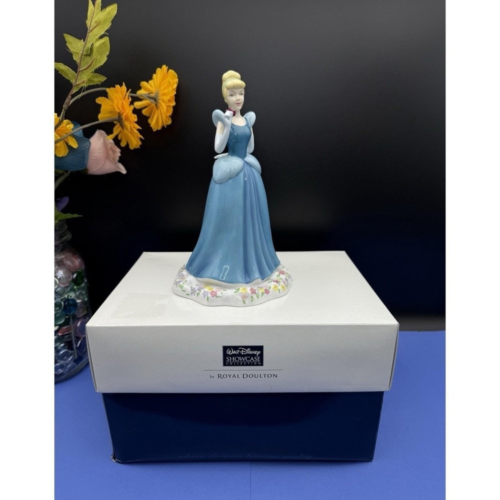 Royal Doulton "Cinderella" Walt Disney Showcase Collection w/Box and Certificate